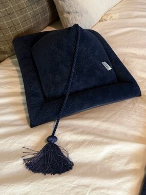 Peeramid Bookrest Pyramid Reading Pillow Book Tablet Navy 12 x 12 x 7
